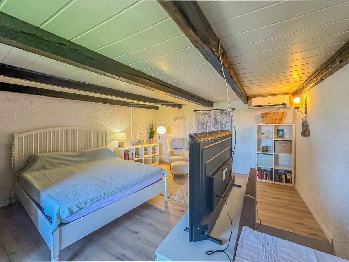 Brtonigla, kamnita hiša z garažo in pogledom na morje