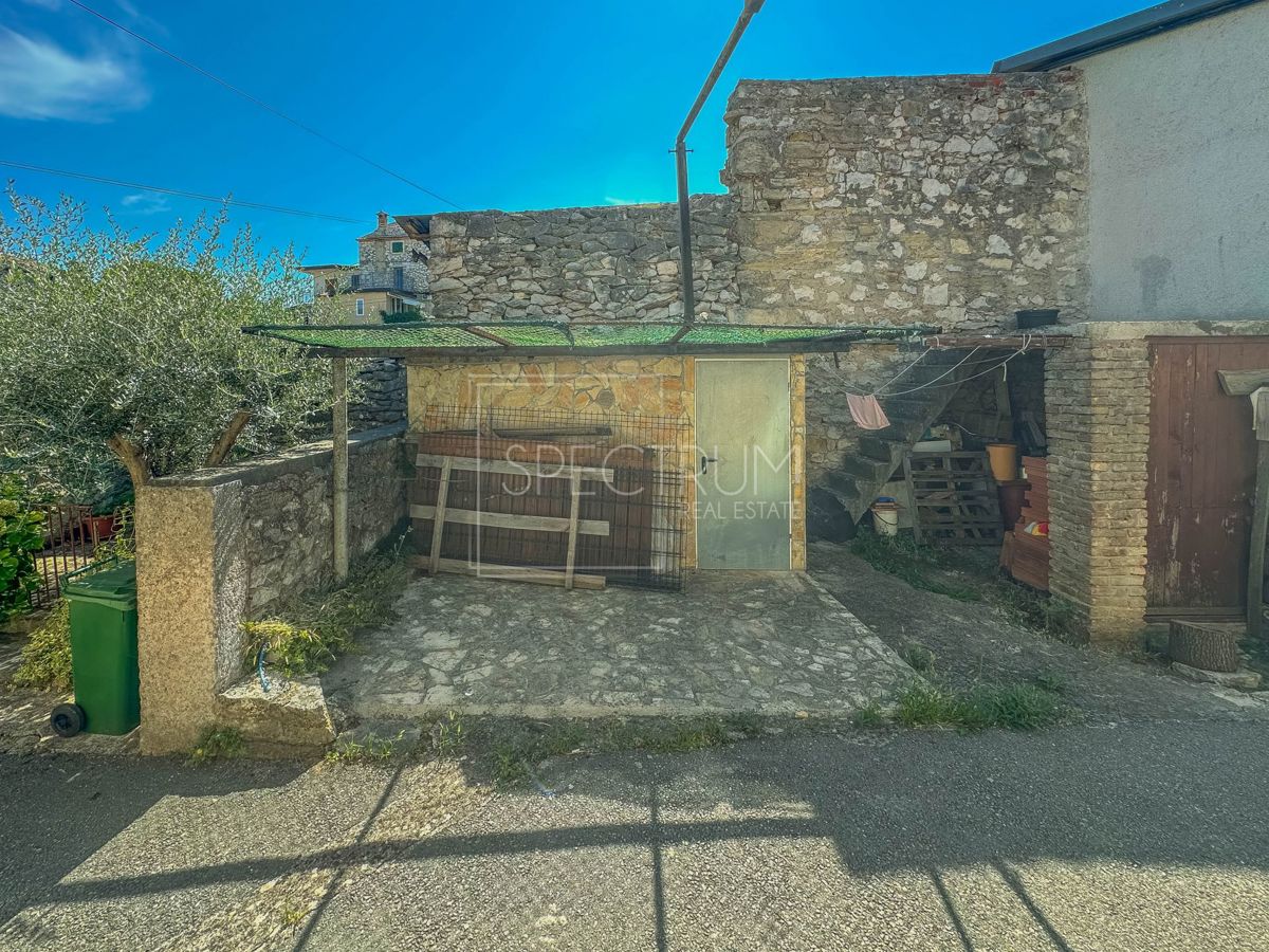 Brtonigla, kamnita hiša z garažo in pogledom na morje