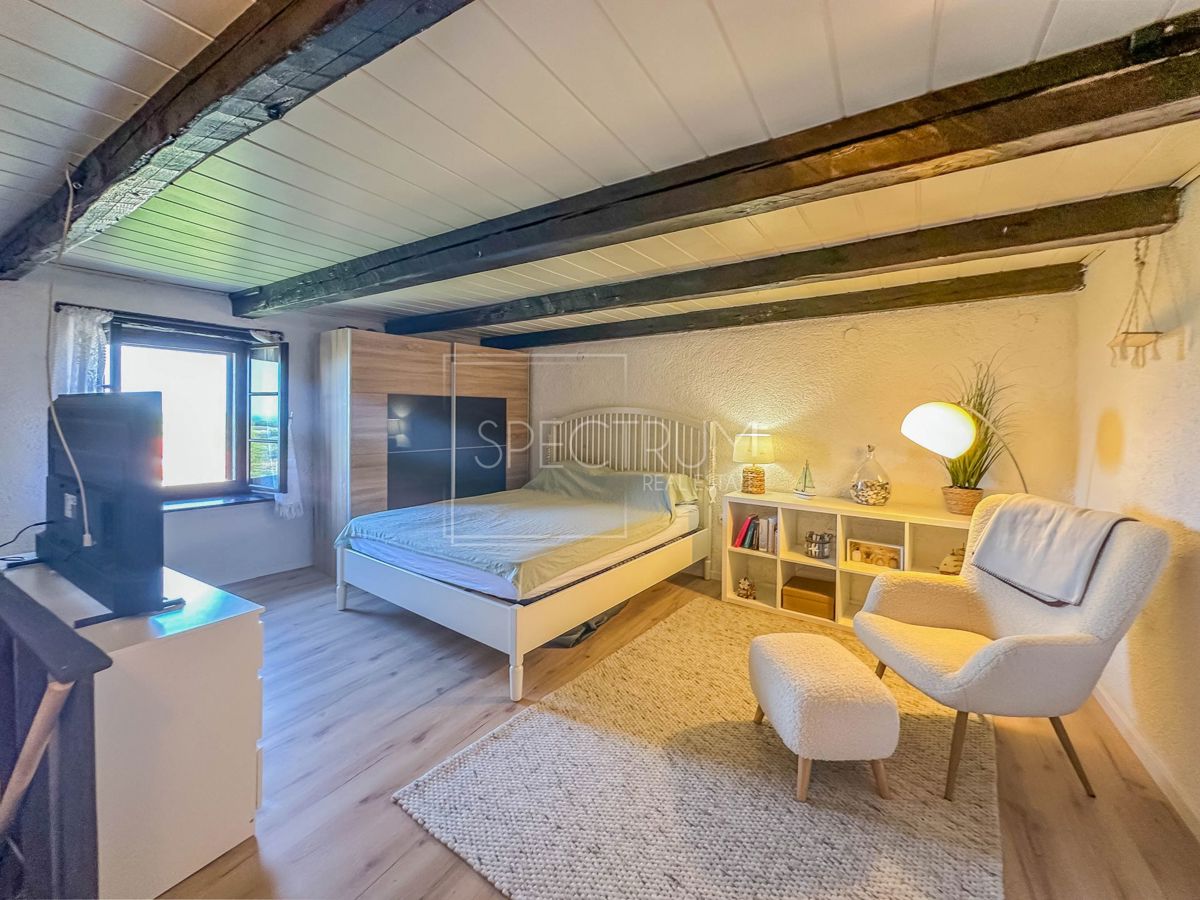 Brtonigla, kamnita hiša z garažo in pogledom na morje