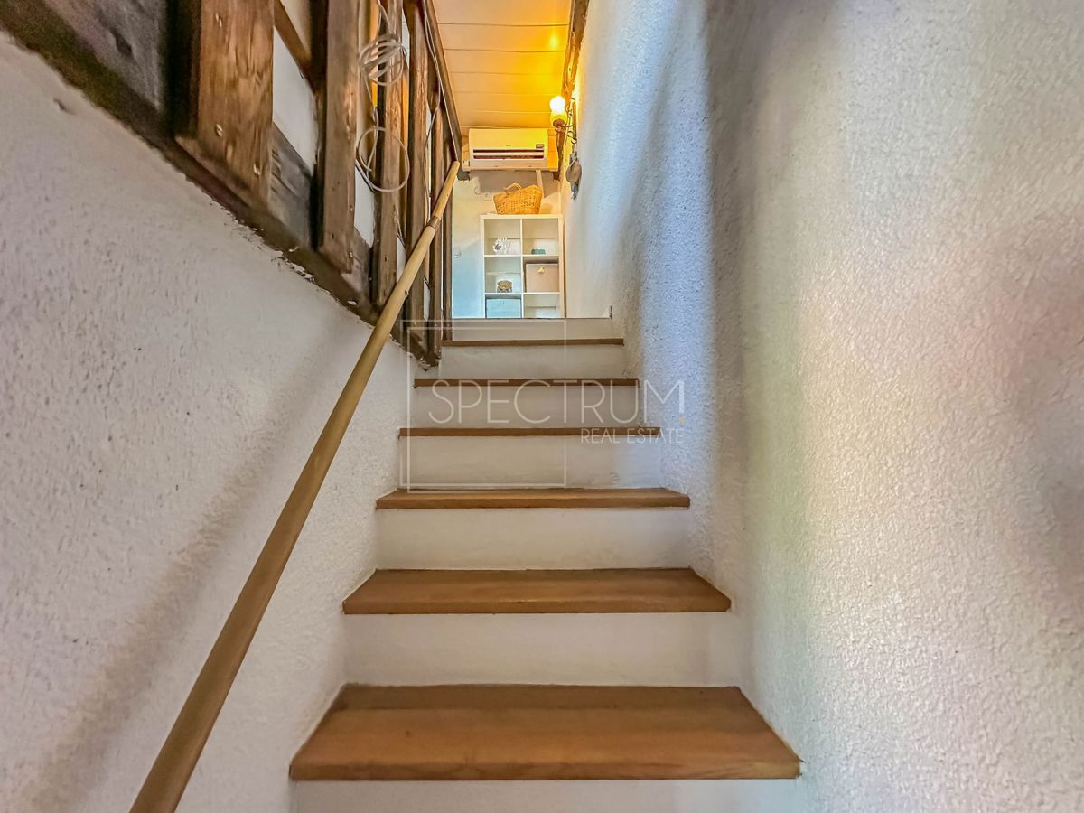 Brtonigla, kamnita hiša z garažo in pogledom na morje