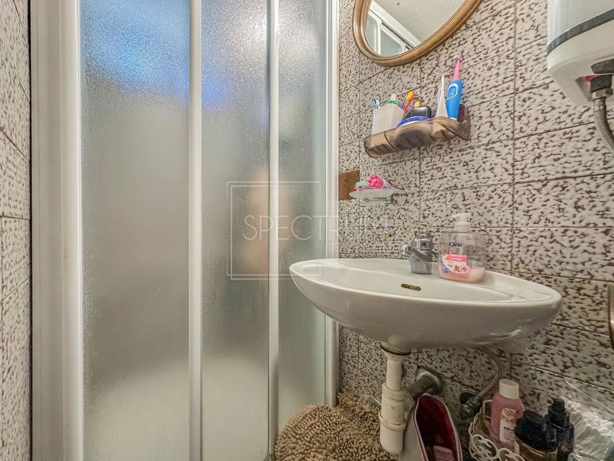 Brtonigla, kamnita hiša z garažo in pogledom na morje