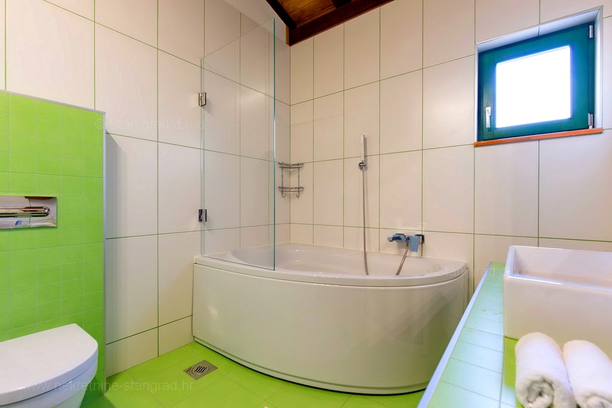 Mesto Krk, okolica, lepa samostojna hiša z velikim vrtom in bazenom!