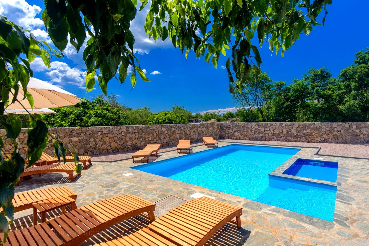 Mesto Krk, okolica, lepa samostojna hiša z velikim vrtom in bazenom!
