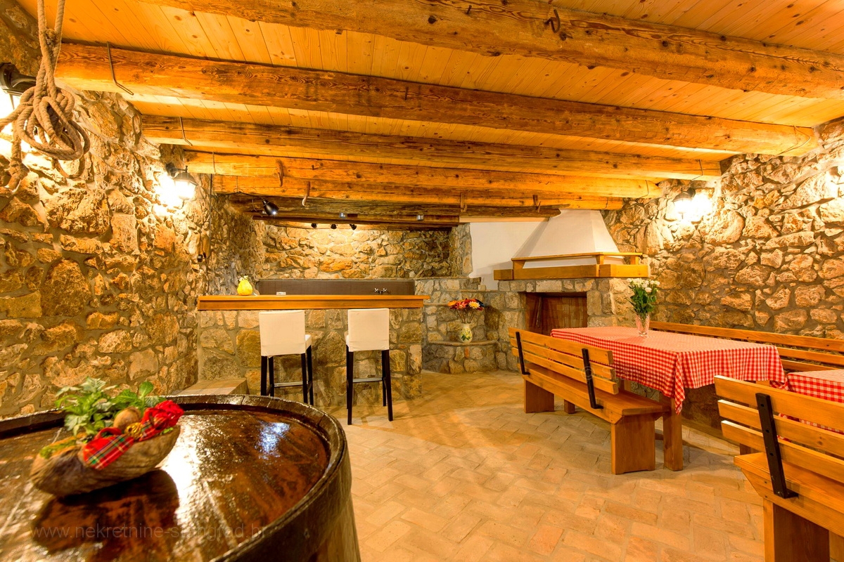 Mesto Krk, okolica, lepa samostojna hiša z velikim vrtom in bazenom!