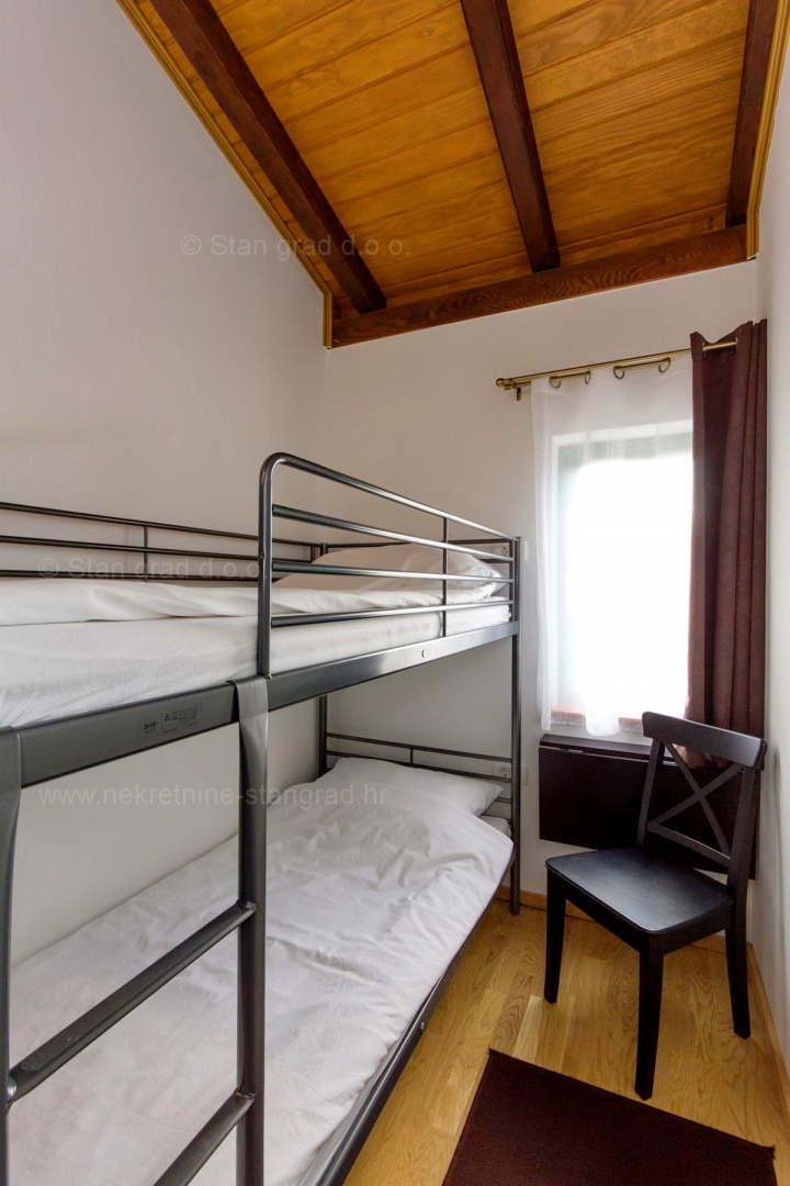 Mesto Krk, okolica, lepa samostojna hiša z velikim vrtom in bazenom!