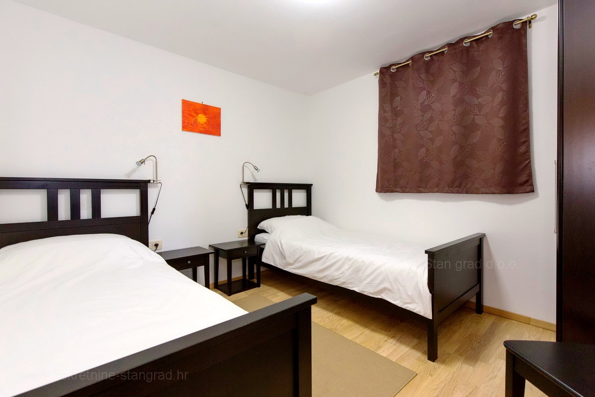 Mesto Krk, okolica, lepa samostojna hiša z velikim vrtom in bazenom!