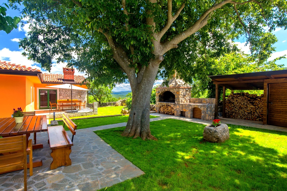 Mesto Krk, okolica, lepa samostojna hiša z velikim vrtom in bazenom!