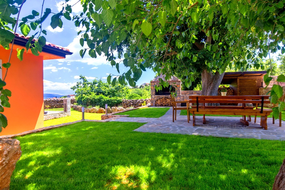 Mesto Krk, okolica, lepa samostojna hiša z velikim vrtom in bazenom!