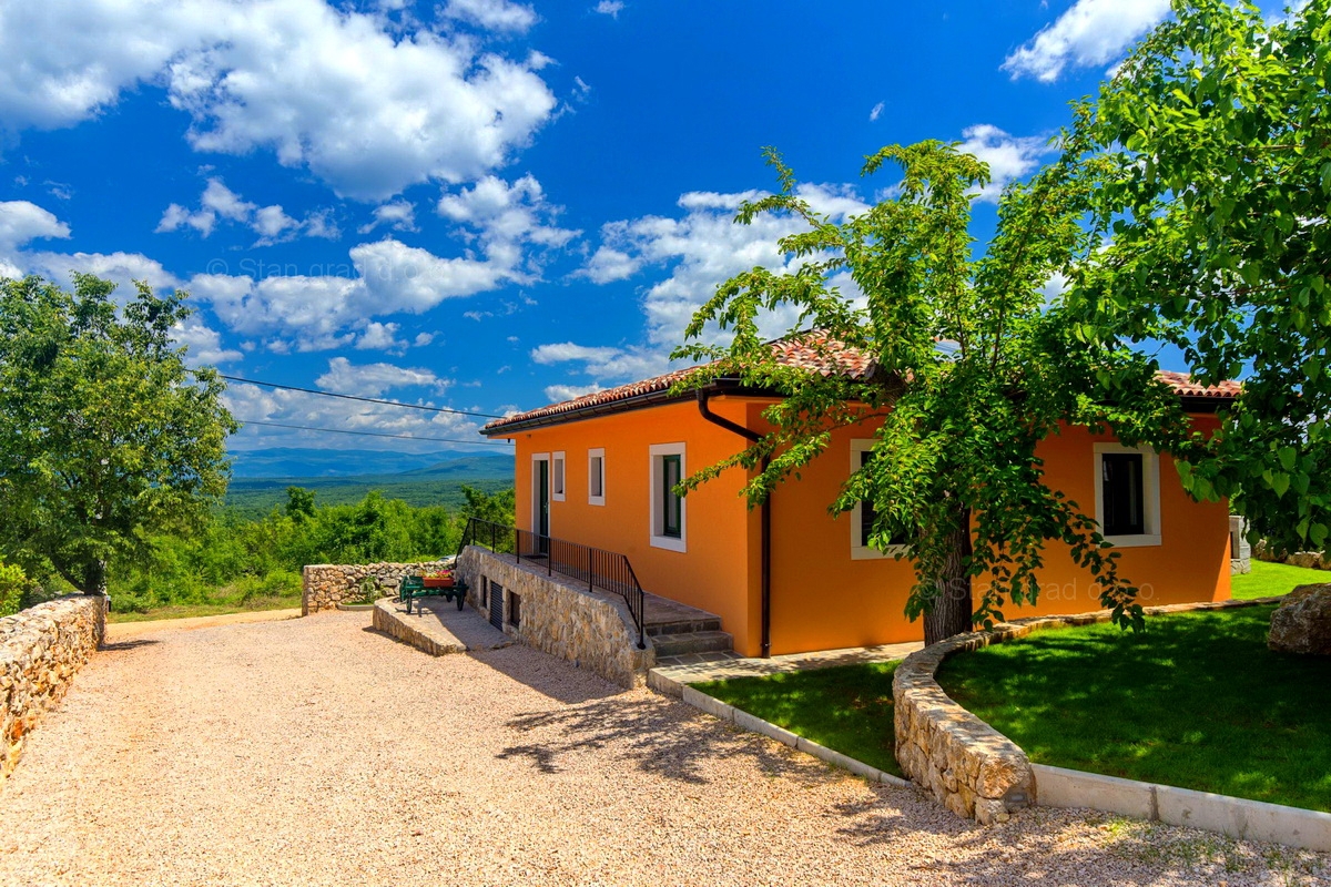 Mesto Krk, okolica, lepa samostojna hiša z velikim vrtom in bazenom!