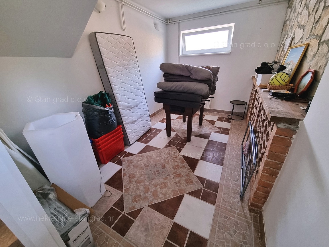 Okolica Krka, moderna hiša s prostornim vrtom in bazenom, prodamo!
