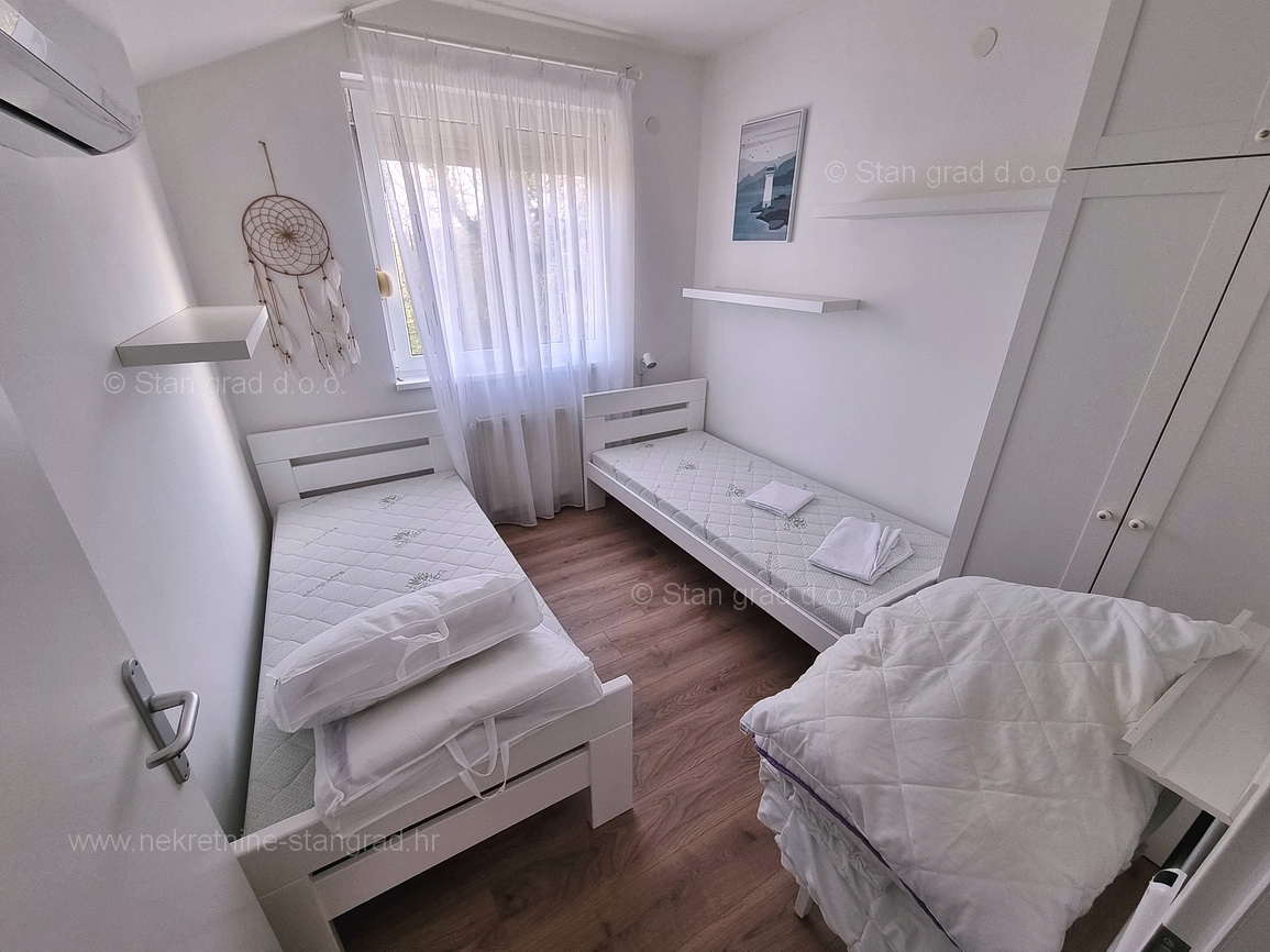 Okolica Krka, moderna hiša s prostornim vrtom in bazenom, prodamo!