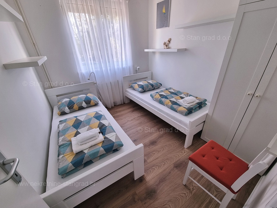 Okolica Krka, moderna hiša s prostornim vrtom in bazenom, prodamo!