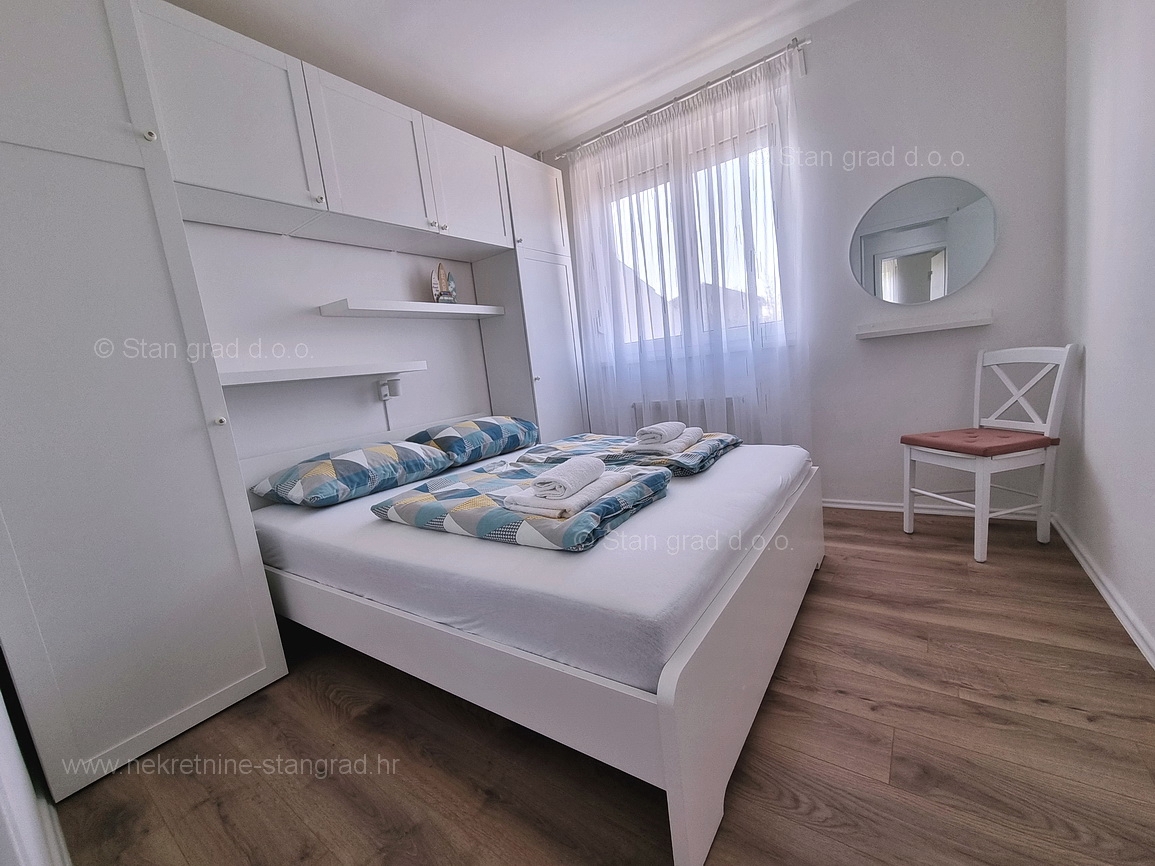 Okolica Krka, moderna hiša s prostornim vrtom in bazenom, prodamo!