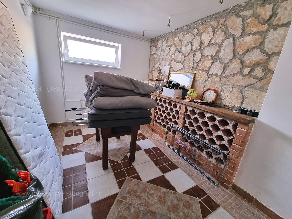 Okolica Krka, moderna hiša s prostornim vrtom in bazenom, prodamo!