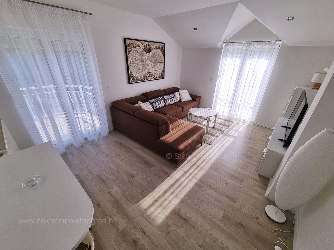 Okolica Krka, moderna hiša s prostornim vrtom in bazenom, prodamo!