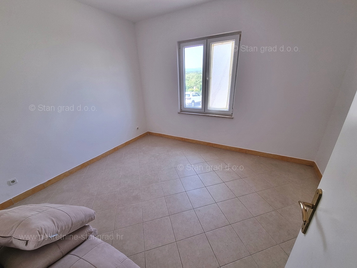 Malinska, apartma v pritličju z vrtom blizu plaže!