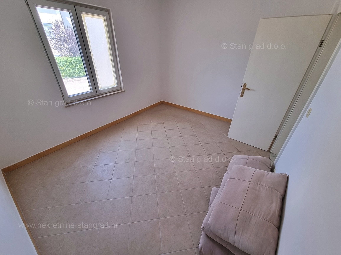Malinska, apartma v pritličju z vrtom blizu plaže!