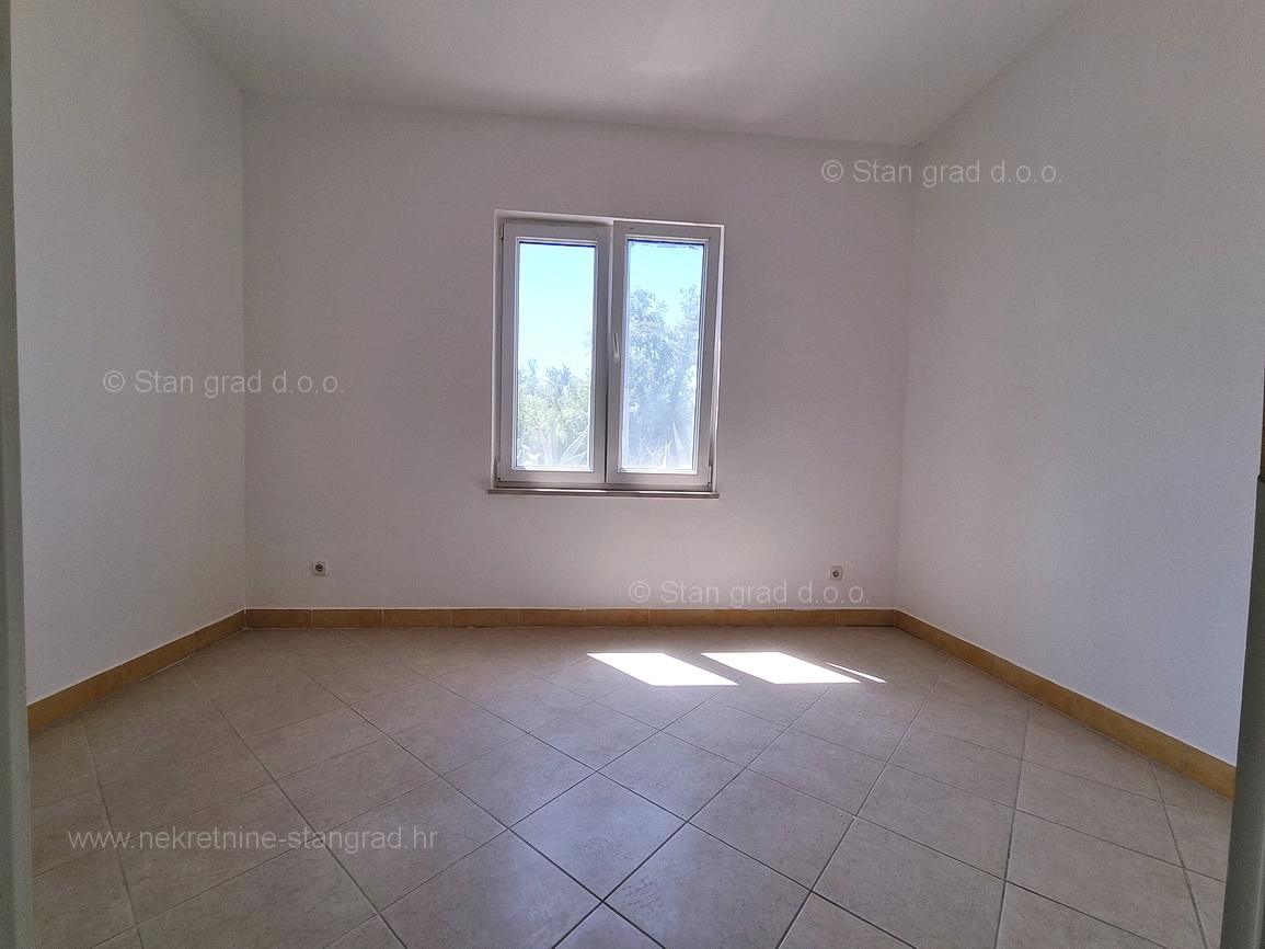 Malinska, apartma v pritličju z vrtom blizu plaže!