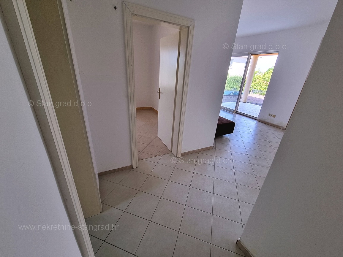 Malinska, apartma v pritličju z vrtom blizu plaže!