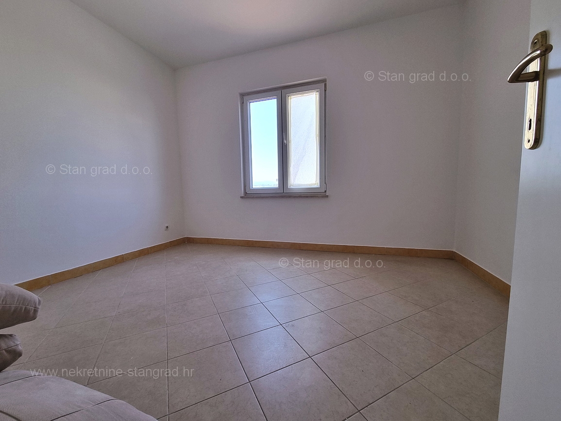 Malinska, apartma v pritličju z vrtom blizu plaže!