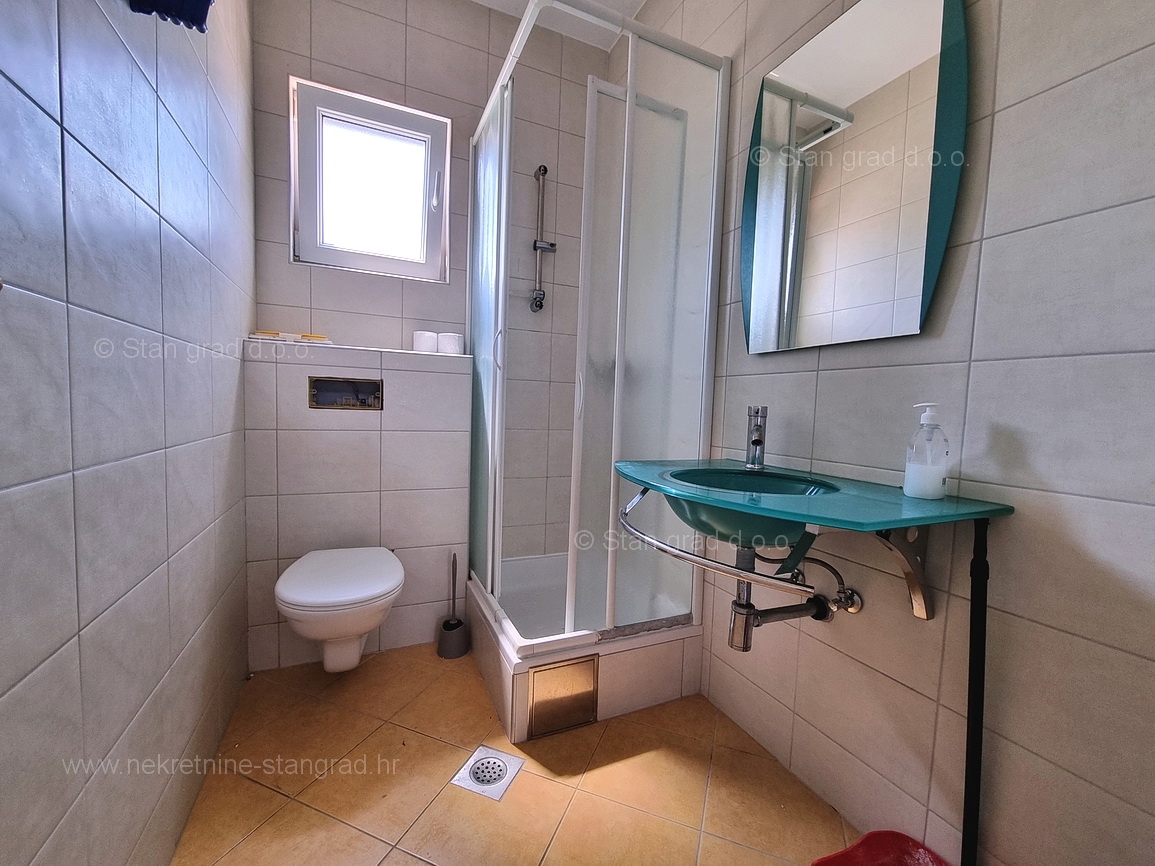 Malinska, apartma v pritličju z vrtom blizu plaže!