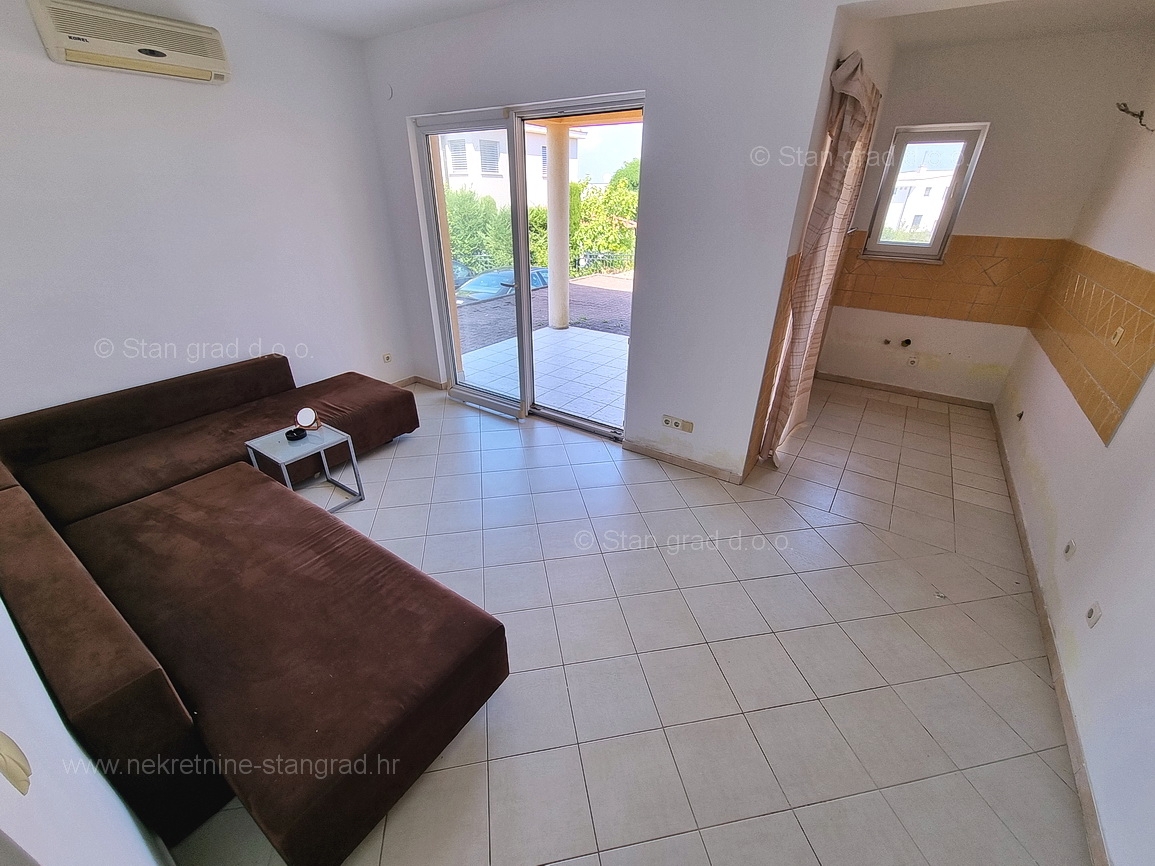 Malinska, apartma v pritličju z vrtom blizu plaže!