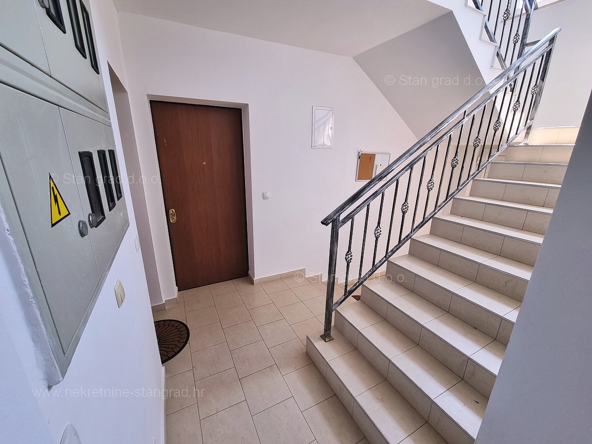 Malinska, apartma v pritličju z vrtom blizu plaže!