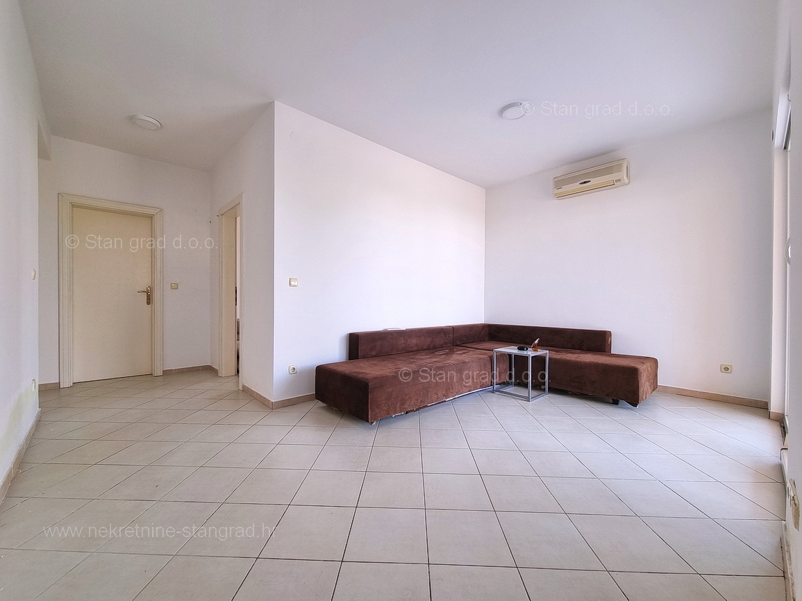 Malinska, apartma v pritličju z vrtom blizu plaže!