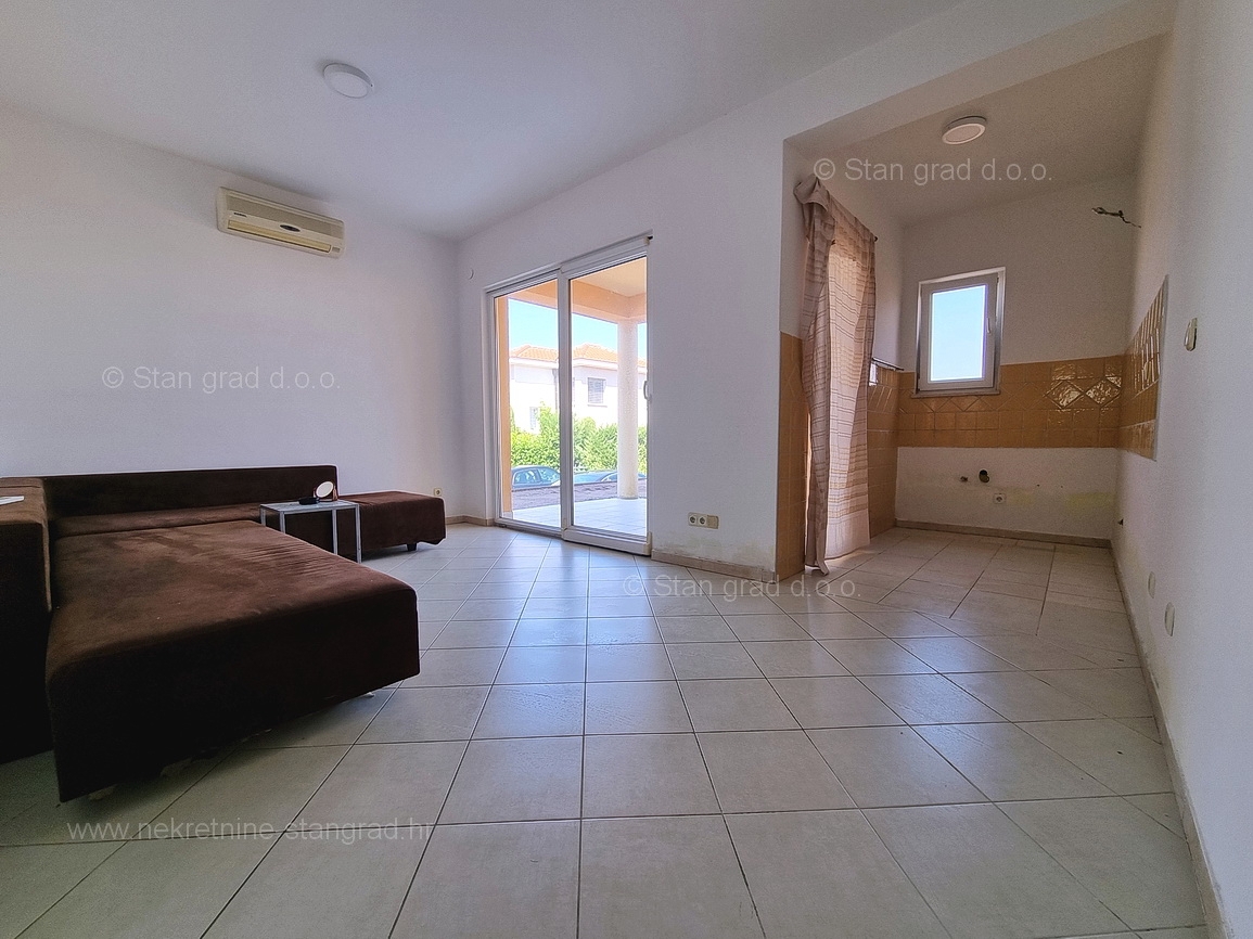 Malinska, apartma v pritličju z vrtom blizu plaže!