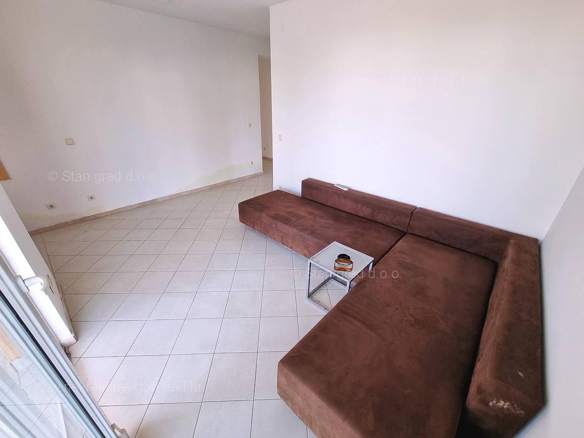 Malinska, apartma v pritličju z vrtom blizu plaže!