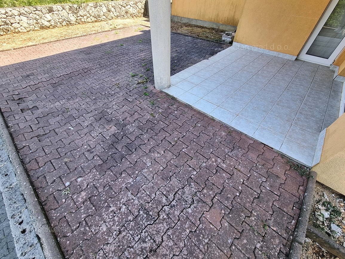 Malinska, apartma v pritličju z vrtom blizu plaže!