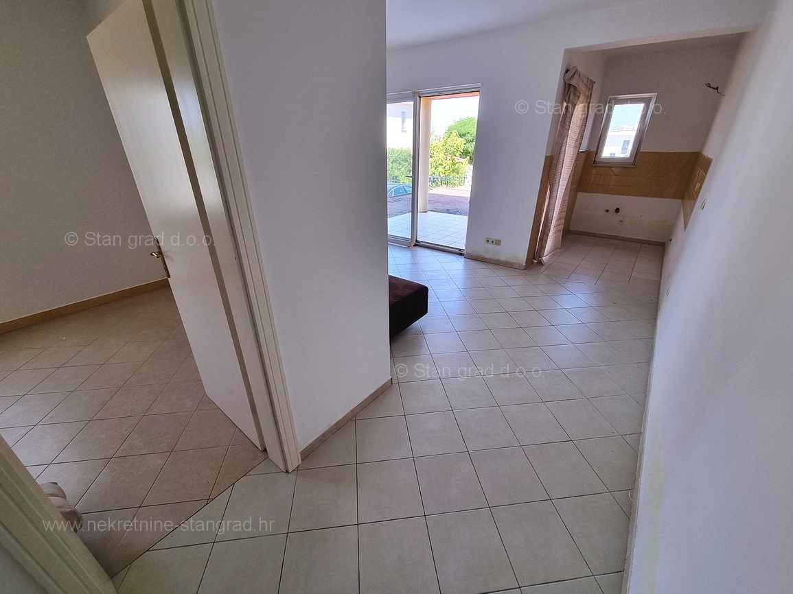 Malinska, apartma v pritličju z vrtom blizu plaže!