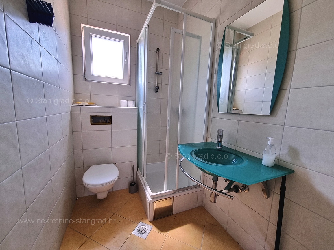 Malinska, apartma v pritličju z vrtom blizu plaže!