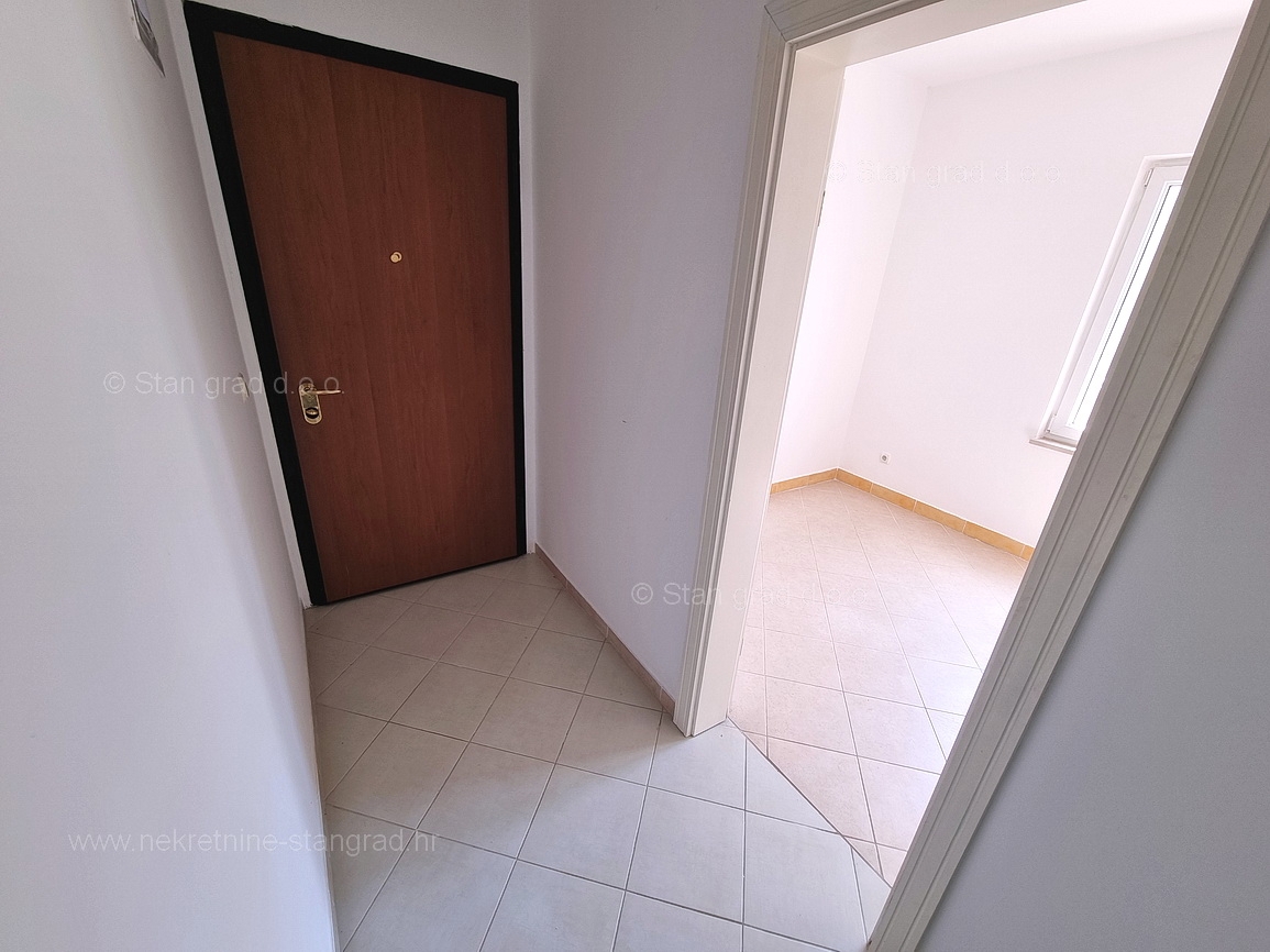 Malinska, apartma v pritličju z vrtom blizu plaže!