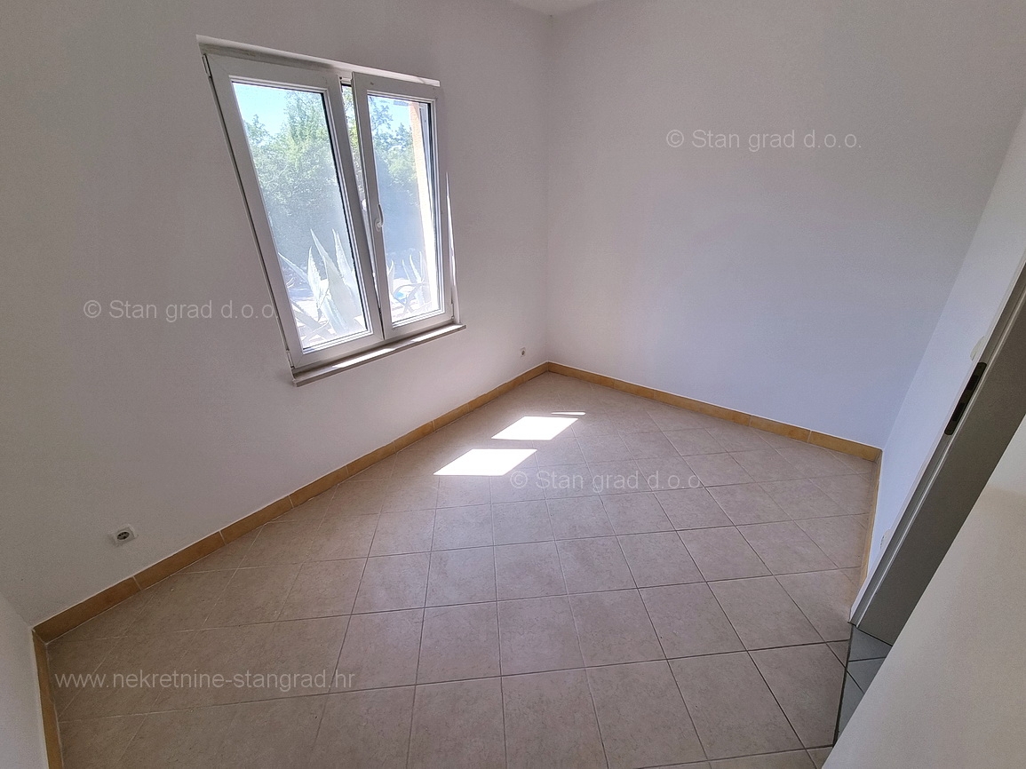 Malinska, apartma v pritličju z vrtom blizu plaže!
