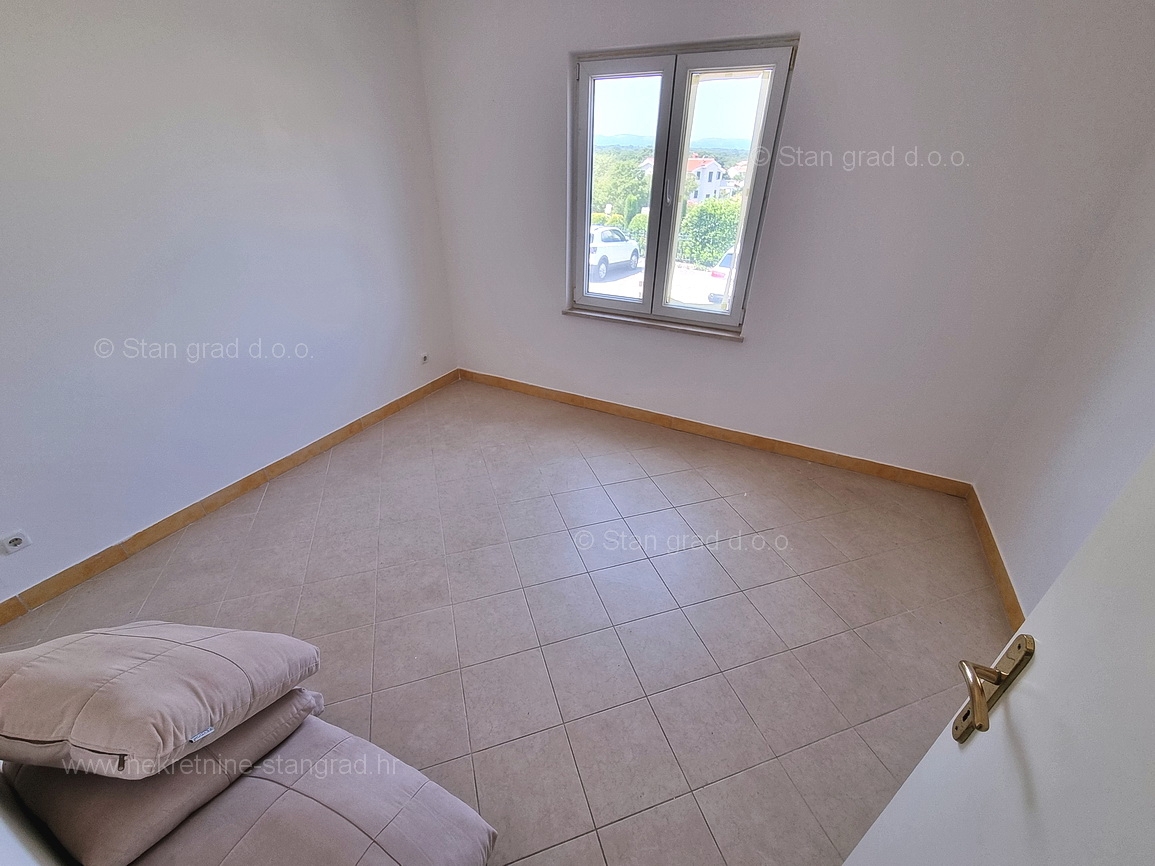 Malinska, apartma v pritličju z vrtom blizu plaže!