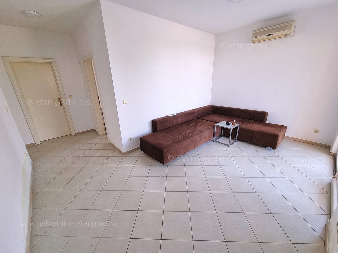 Malinska, apartma v pritličju z vrtom blizu plaže!