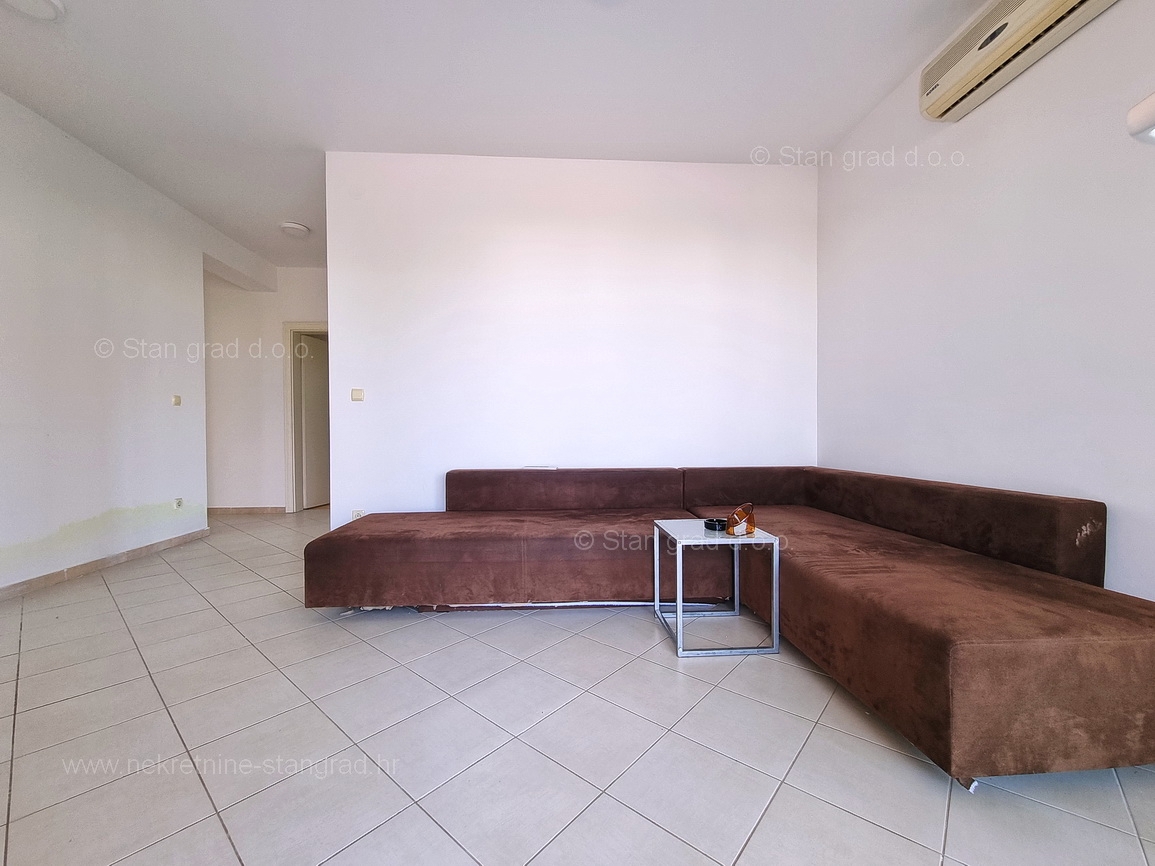 Malinska, apartma v pritličju z vrtom blizu plaže!