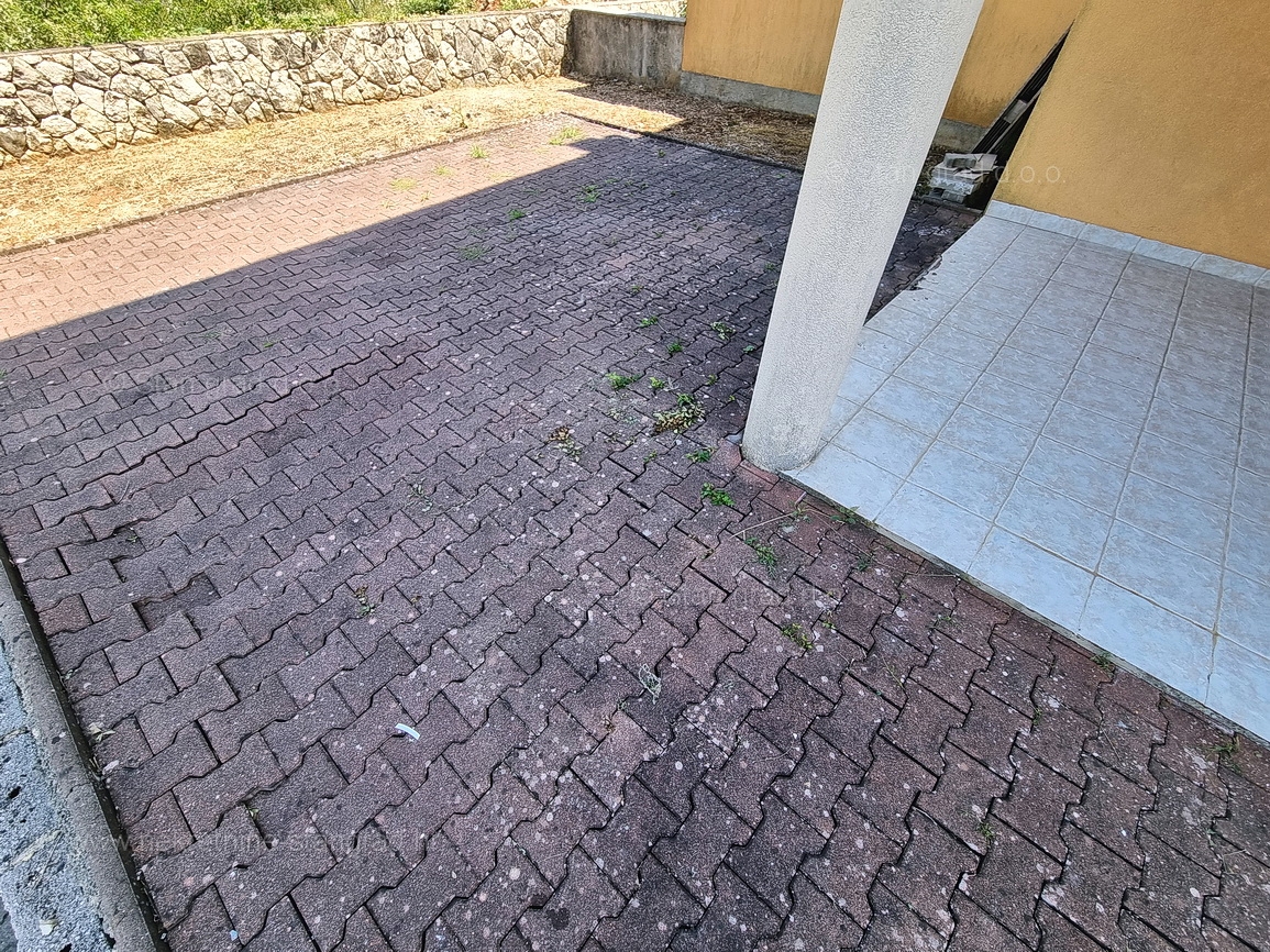 Malinska, apartma v pritličju z vrtom blizu plaže!