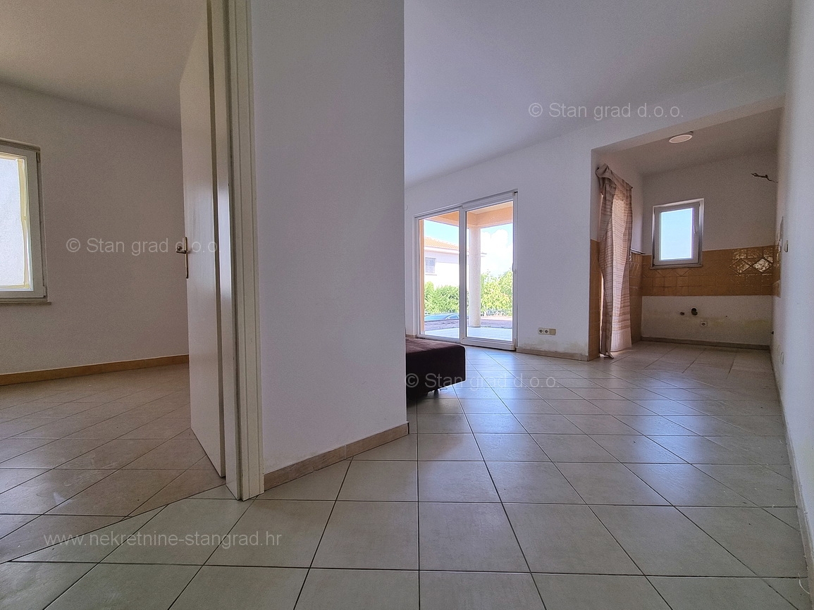 Malinska, apartma v pritličju z vrtom blizu plaže!