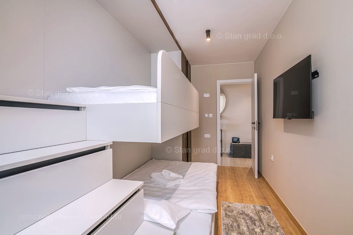 Malinska, luksuzen apartma v pritličju z bazenom blizu morja!