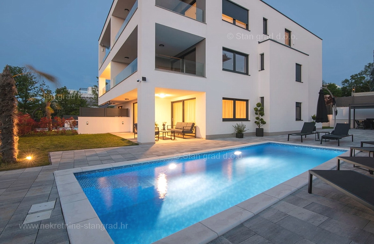 Malinska, luksuzen apartma v pritličju z bazenom blizu morja!