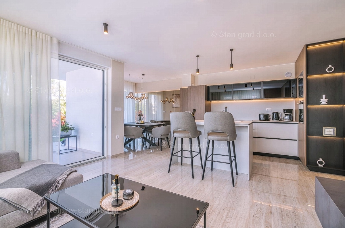Malinska, luksuzen apartma v pritličju z bazenom blizu morja!
