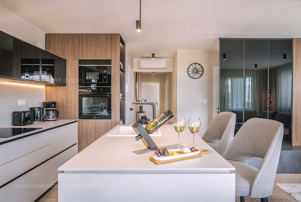 Malinska, luksuzen apartma v pritličju z bazenom blizu morja!