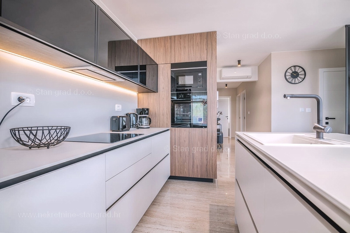 Malinska, luksuzen apartma v pritličju z bazenom blizu morja!