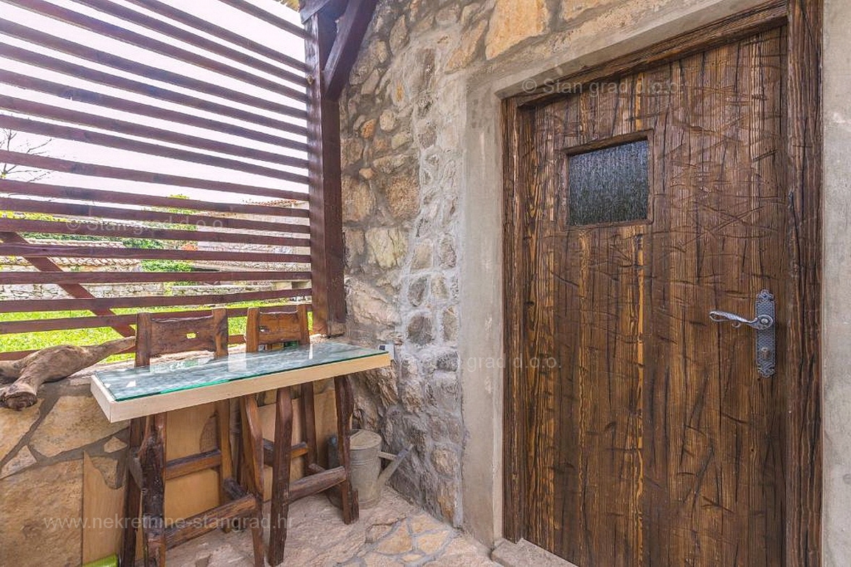 Okolica Krka, prenovljena kamnita hiša s pogledom na morje!