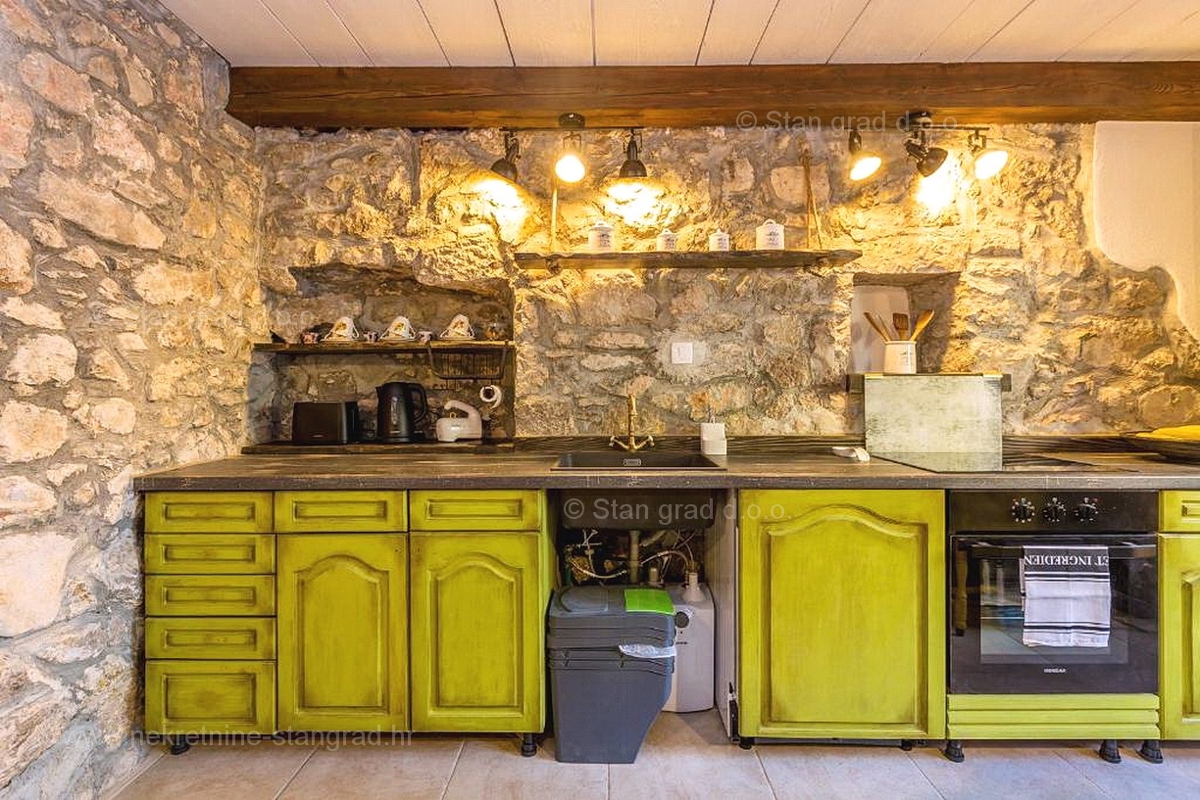 Okolica Krka, prenovljena kamnita hiša s pogledom na morje!