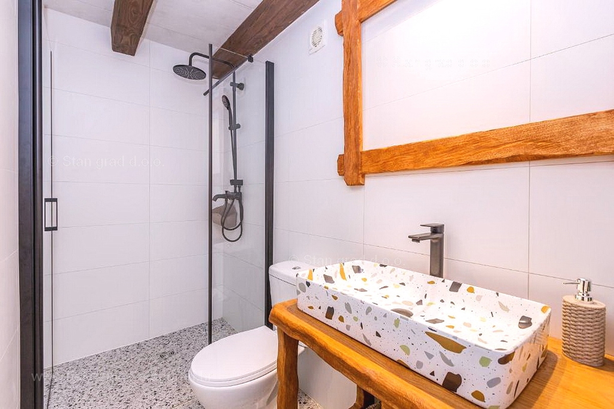Okolica Krka, prenovljena kamnita hiša s pogledom na morje!