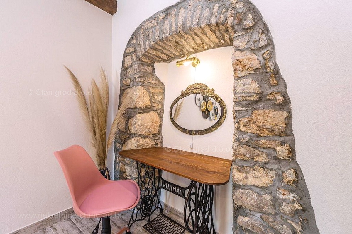 Okolica Krka, prenovljena kamnita hiša s pogledom na morje!