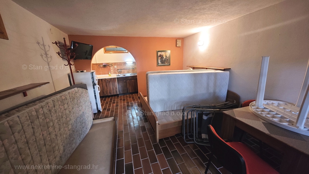 Punat, samostojna hiša s 3 apartmaji, le 80 m od morja!